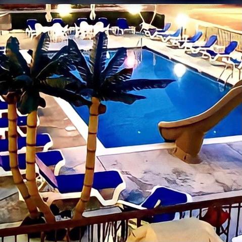 Bazén v ubytování Beach Colony Motel nebo v jeho okolí