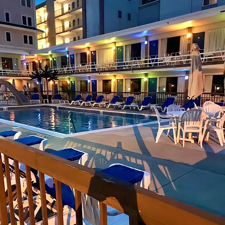 Bazén v ubytování Beach Colony Motel nebo v jeho okolí