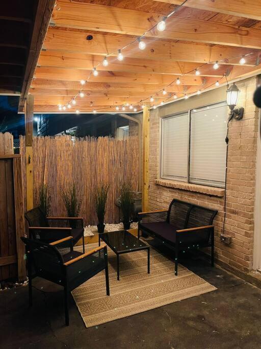 All You Need 2 Bed 1 Bath! Fam and Pet Friendly, WD, 2 Free Parking Spots! - Apartamento De Una Habitación