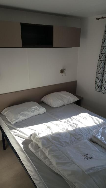 Posteľ alebo postele v izbe v ubytovaní MH 150 camping 4 etoiles Bois Dormant 4 personnes
