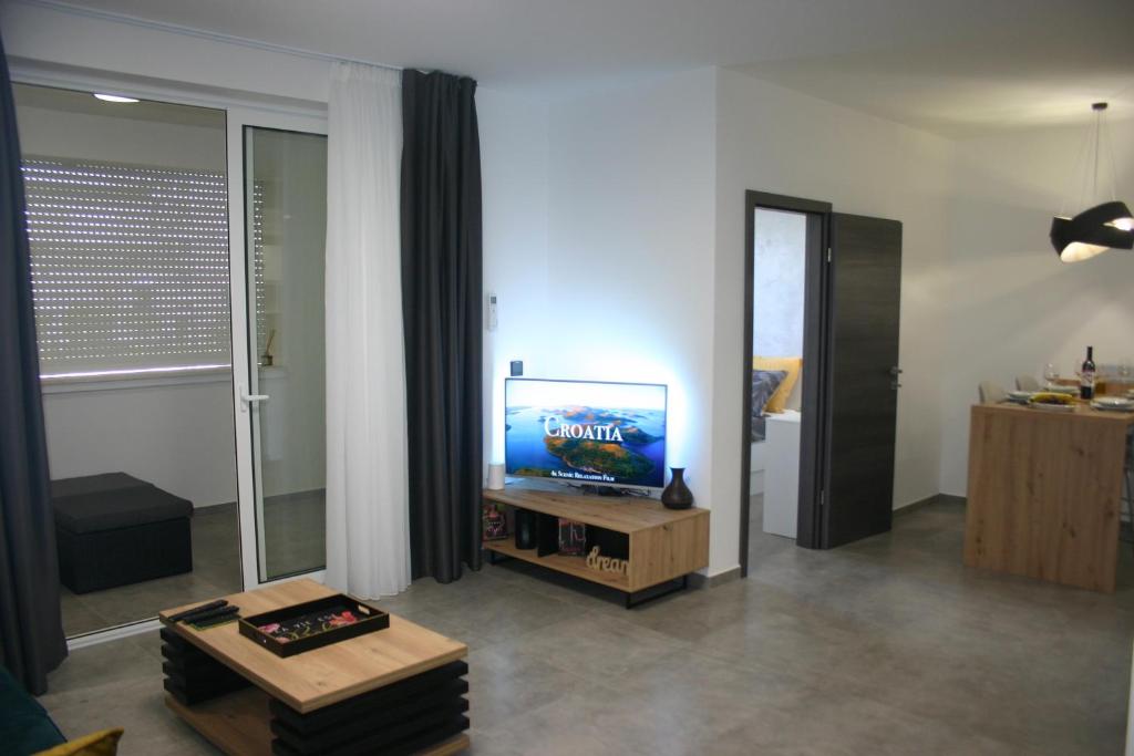 Televízia a/alebo spoločenská miestnosť v ubytovaní Next door apartment Maro & Ivan