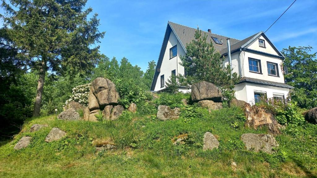 uma casa no topo de uma colina com pedras em Skały Spały em Przesieka