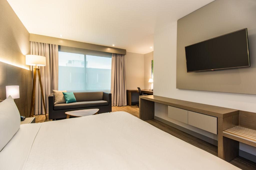 TV a/nebo společenská místnost v ubytování Holiday Inn Express Bogotá - Parque La 93 by IHG