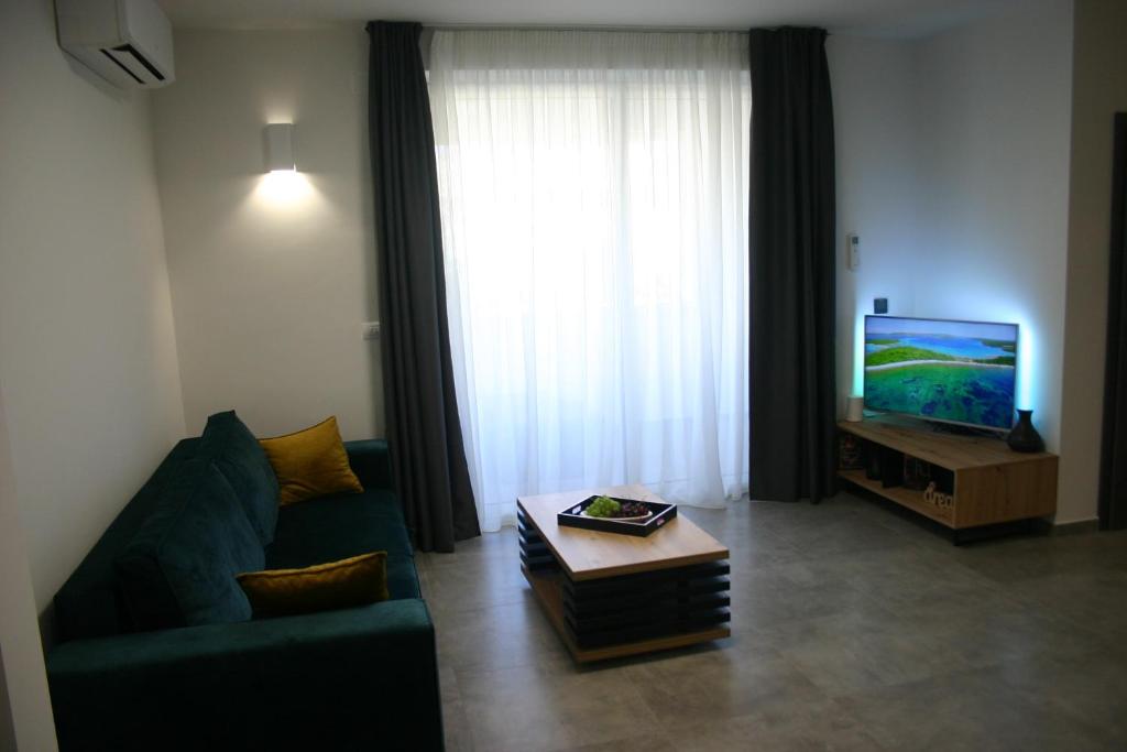 Televízia a/alebo spoločenská miestnosť v ubytovaní Next door apartment Maro & Ivan