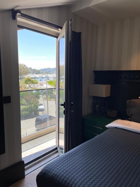 A bed or beds in a room at Hotel Marina Bay Göcek