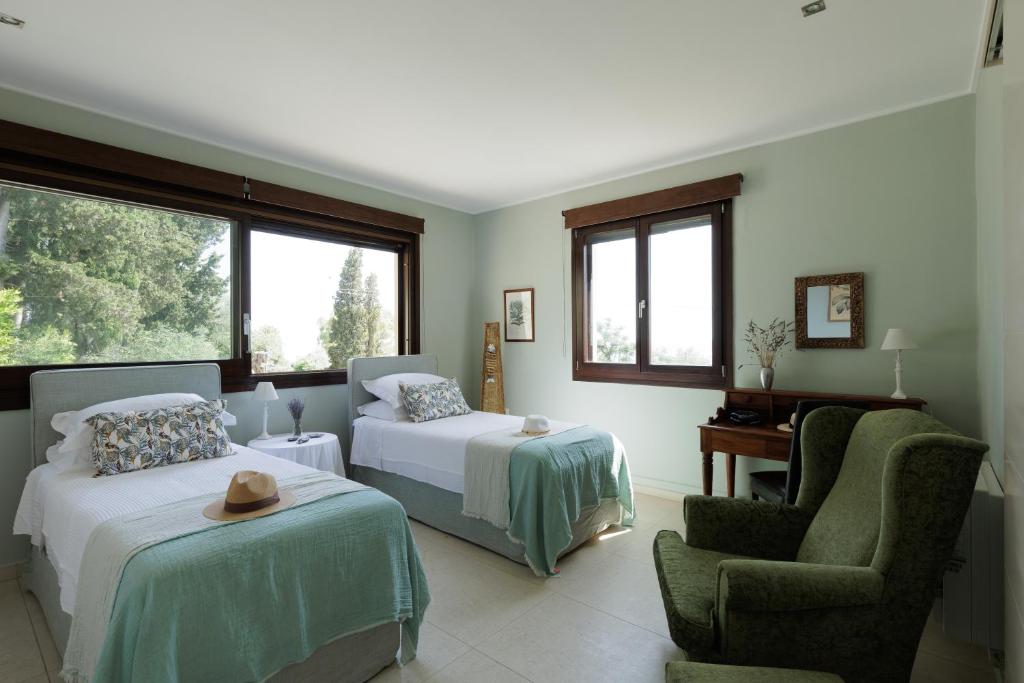 Postel nebo postele na pokoji v ubytování Terra e Mare Seaview Villa with Private Pool & Beach access