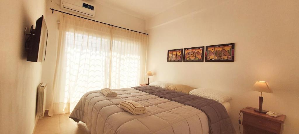 sypialnia z łóżkiem i dużym oknem w obiekcie Renda Iporava, Hermoso departamento en Salta w mieście Salta