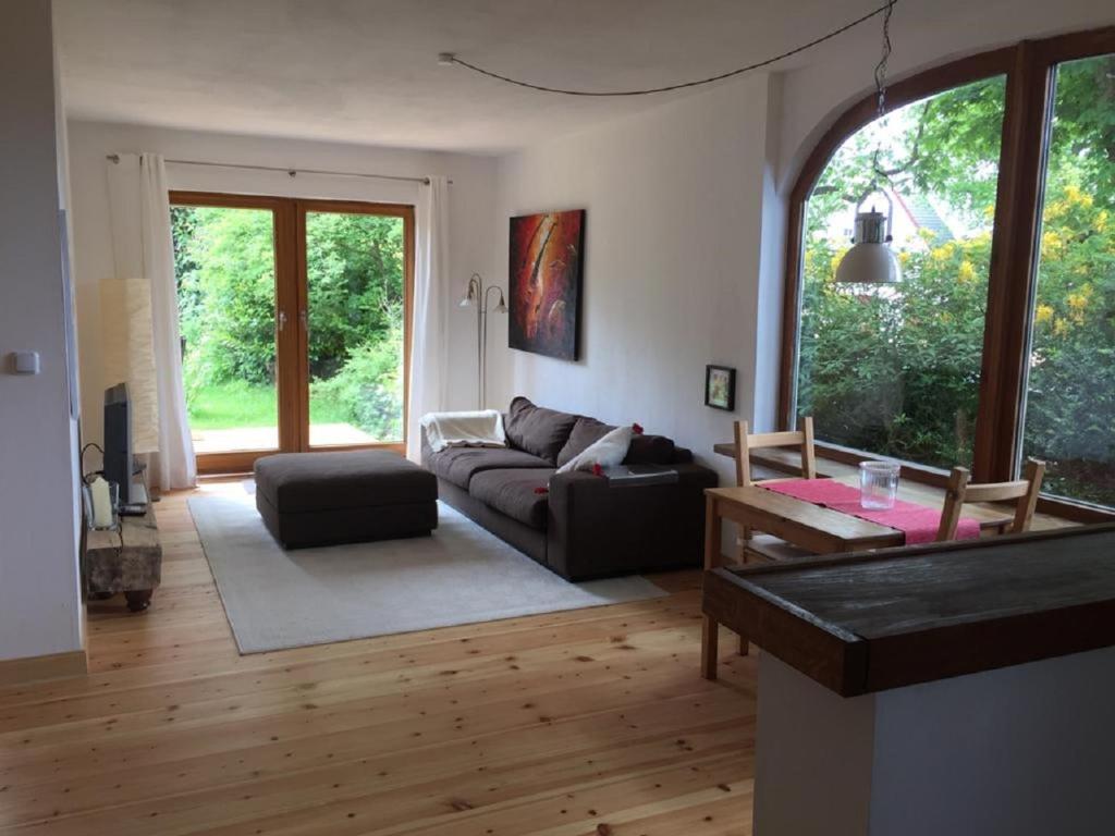 uma sala de estar com um sofá e uma mesa em Top Appartement 2 in Rosengarten/Hamburg em Rosengarten