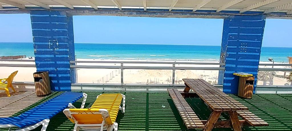 een kamer met stoelen en uitzicht op het strand bij Colony Beach Hotel Apartment Tel Aviv Bat Yam 36 in Bat Yam