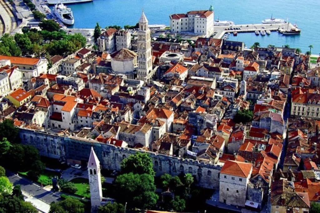 Uma vista geral de Split ou a vista da cidade a partir do apartamento