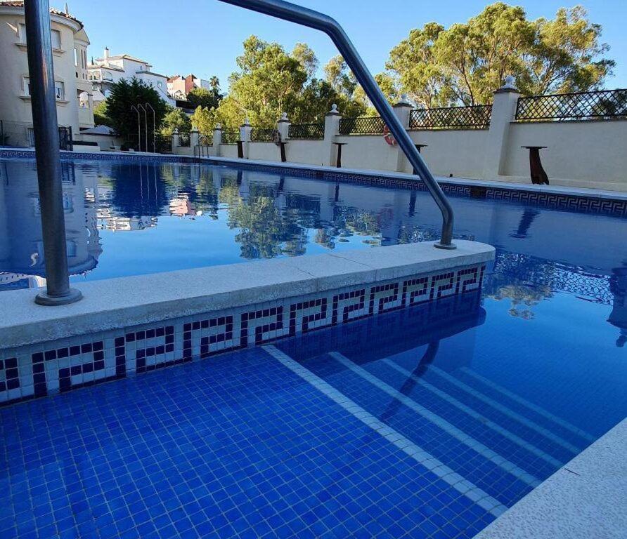Bazén v ubytovaní Cosy and Modern Apartment in Fuengirola alebo v jeho blízkosti