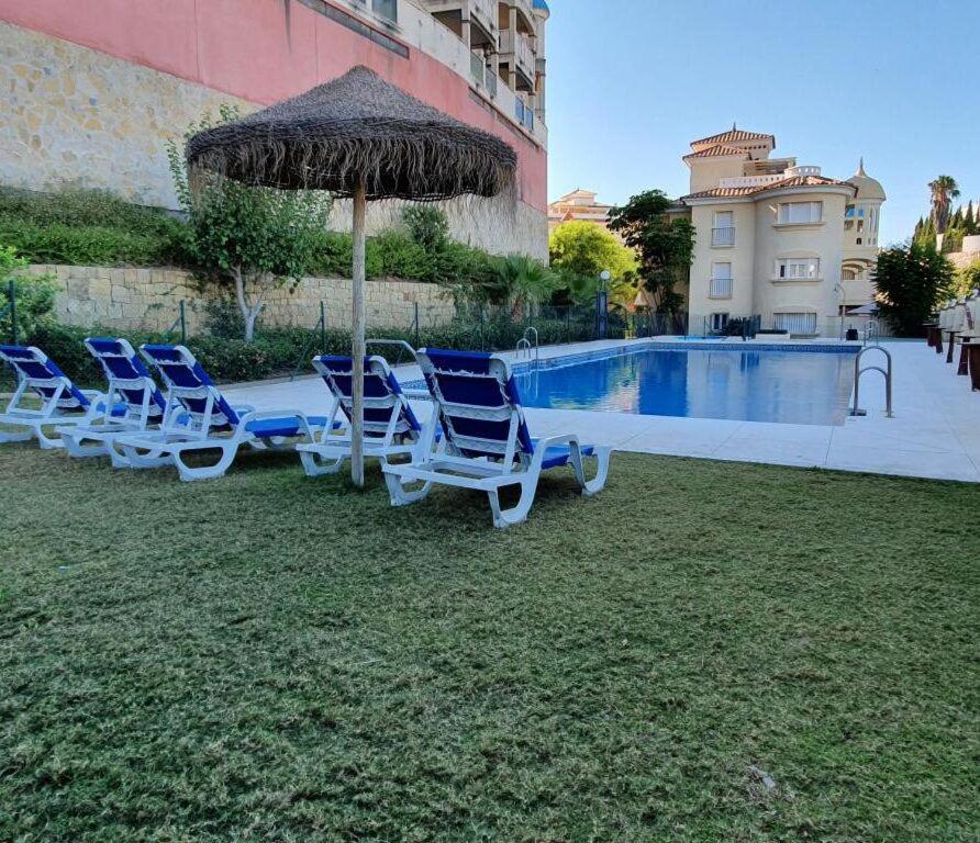Bazén v ubytovaní Cosy and Modern Apartment in Fuengirola alebo v jeho blízkosti