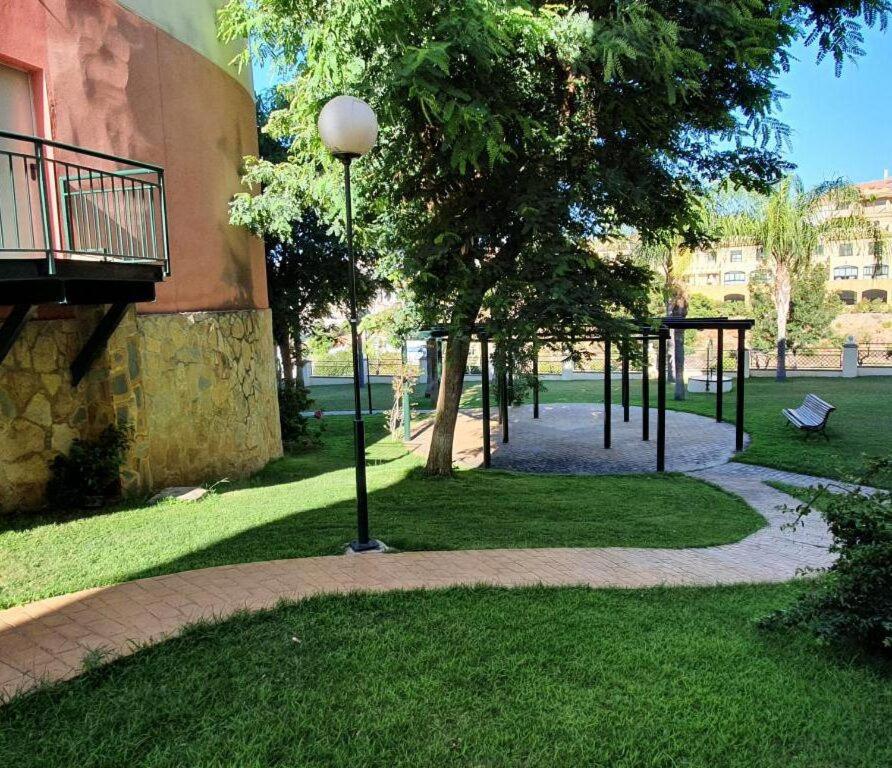 Vonkajšia záhrada v ubytovaní Cosy and Modern Apartment in Fuengirola