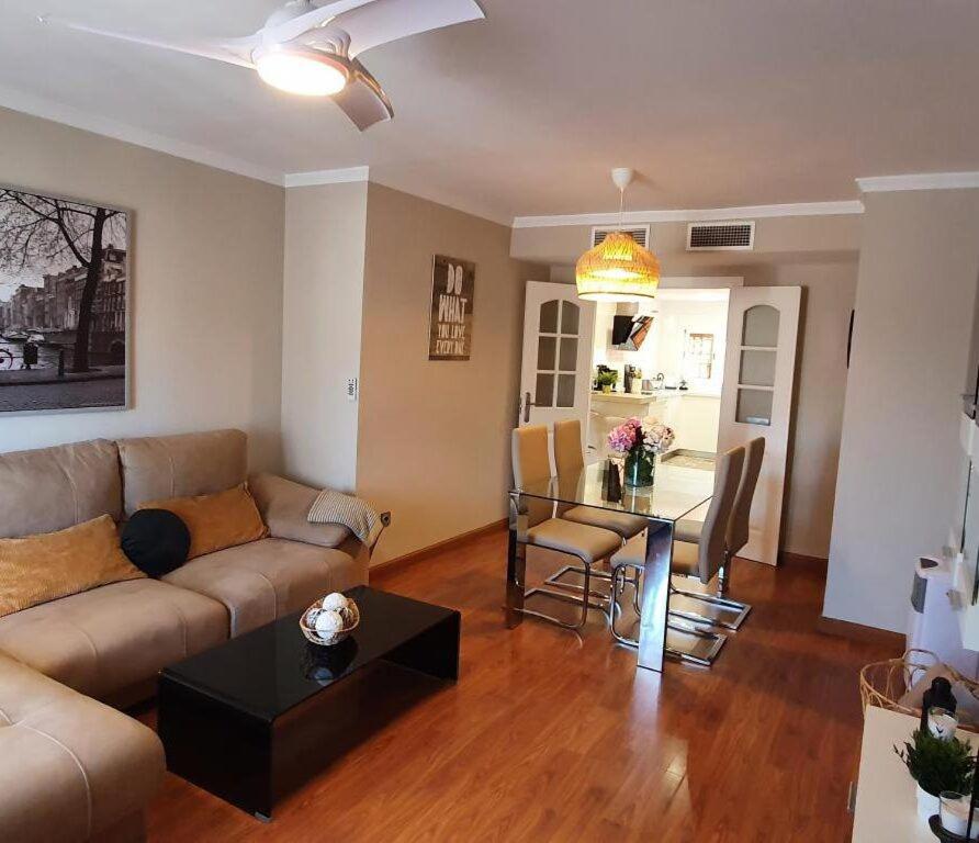 Posedenie v ubytovaní Cosy and Modern Apartment in Fuengirola