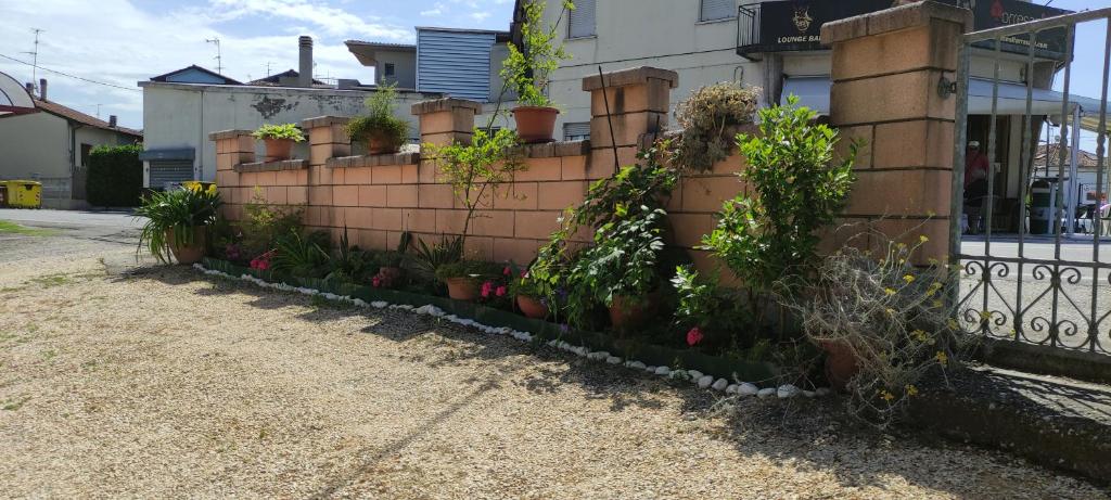 ogrodzenie z doniczkami na boku domu w obiekcie Silver Home w mieście Bagnolo San Vito