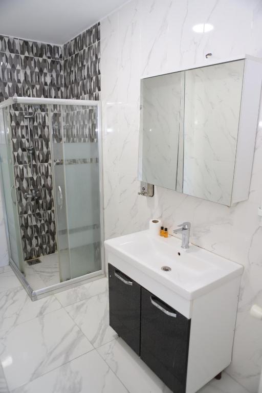 AVRASYAQUEEN HOTEL - Triple Room With Bathroom