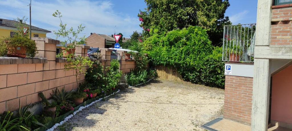 podwórko z ogrodzeniem ceglanym i roślinami w obiekcie Silver Home w mieście Bagnolo San Vito
