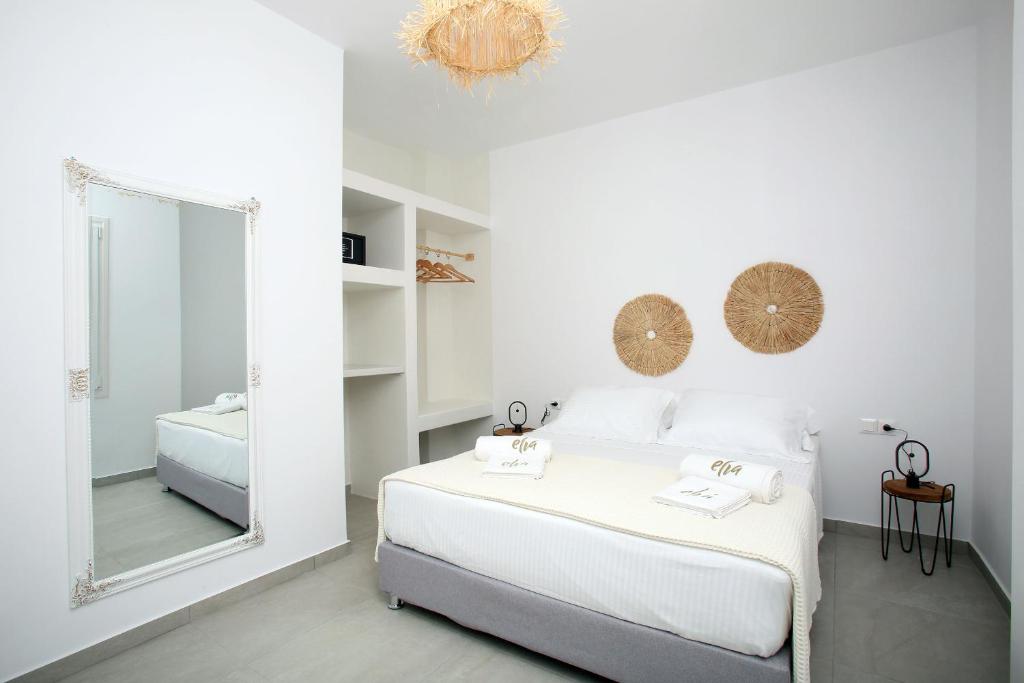 Giường trong phòng chung tại ELIA PRIVILEGED SUITES Andros ΑΝΔΡΟΣ