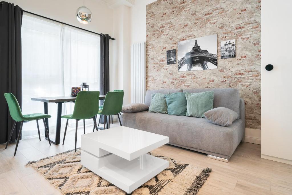 Χώρος καθιστικού στο The Mierendorf II, budget group & family apartment, 1BR, 1 Living room, ideal for 2 - 4 Guests