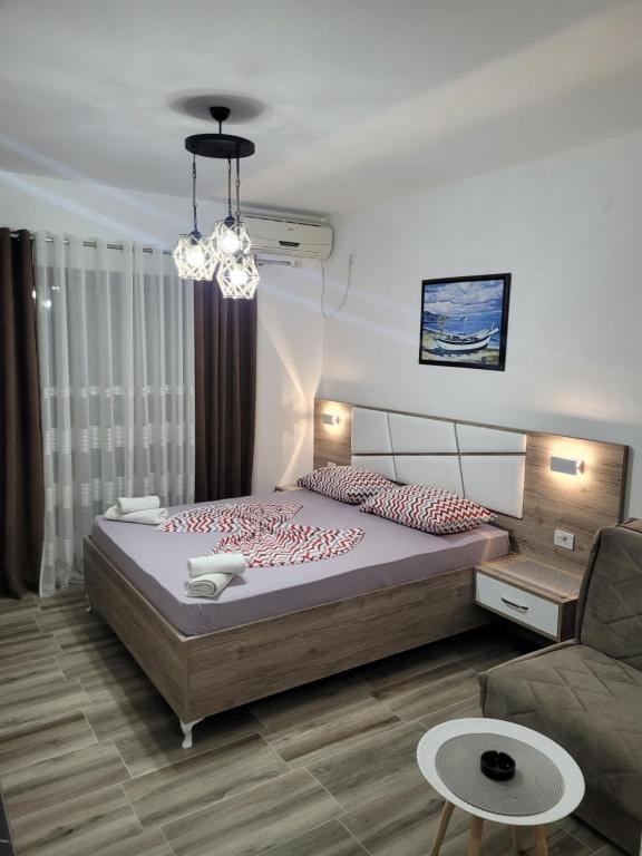 Ένα ή περισσότερα κρεβάτια σε δωμάτιο στο Apartments & Studio Haxhibeti