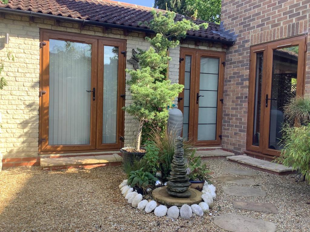 une maison avec un jardin et une statue en face de celle-ci dans l'établissement Sunnyside Annexe, à Oxford