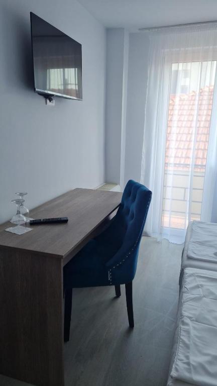 TV a/nebo společenská místnost v ubytování ADMAR Rooms & Restaurant