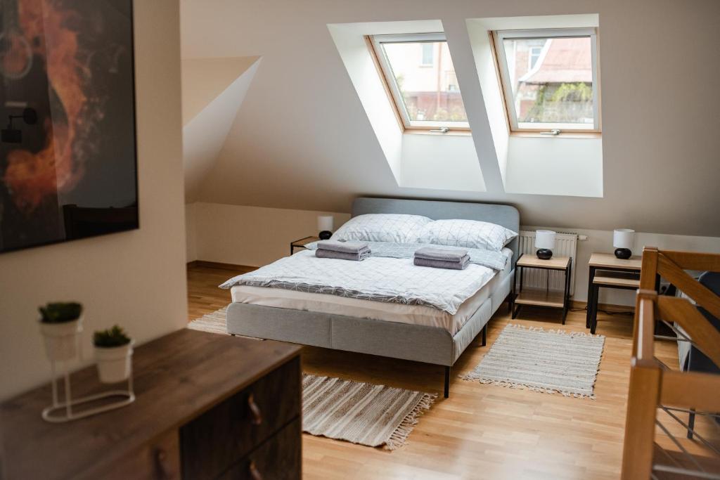 Posteľ alebo postele v izbe v ubytovaní Apartament Słoneczna Rapsodia - blisko Parku Zdrojowego - piękny widok - ogród - taras