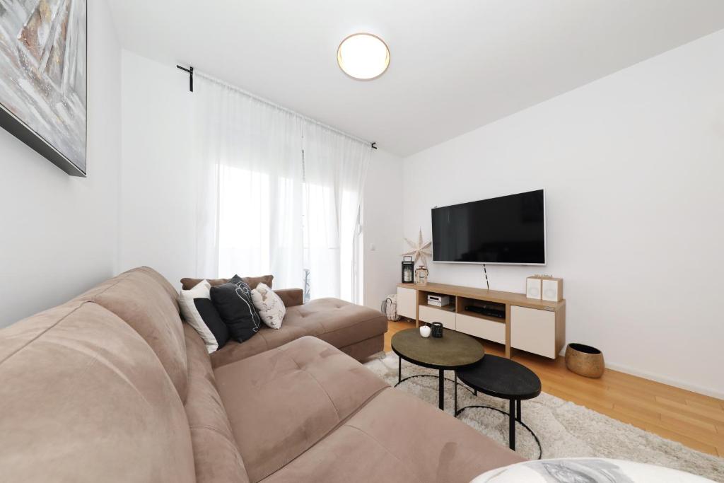 Televízia a/alebo spoločenská miestnosť v ubytovaní Apartman Maresa