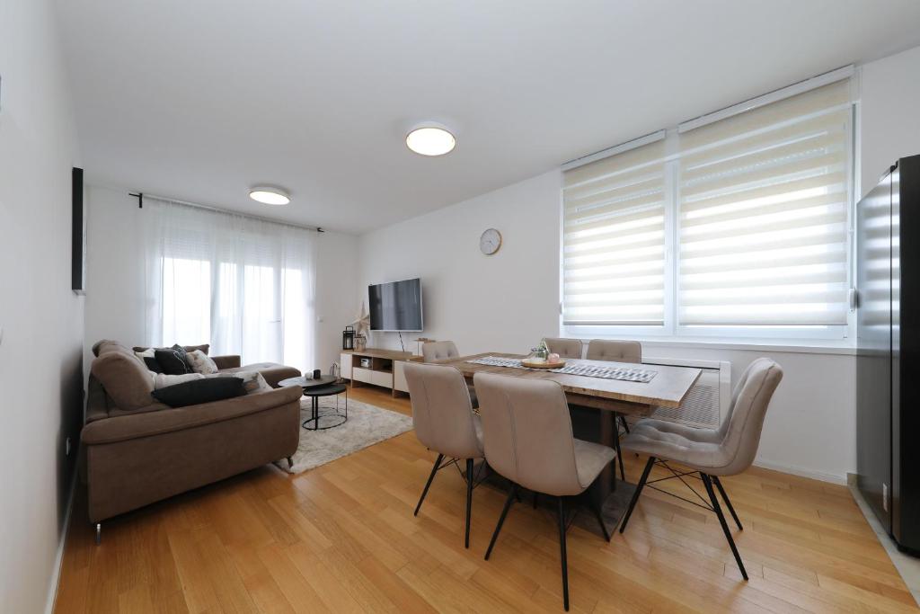Televízia a/alebo spoločenská miestnosť v ubytovaní Apartman Maresa
