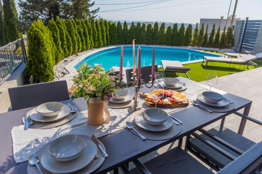 Bazén v ubytovaní Villa Lumani ** Luxury residence near Split ** alebo v jeho blízkosti