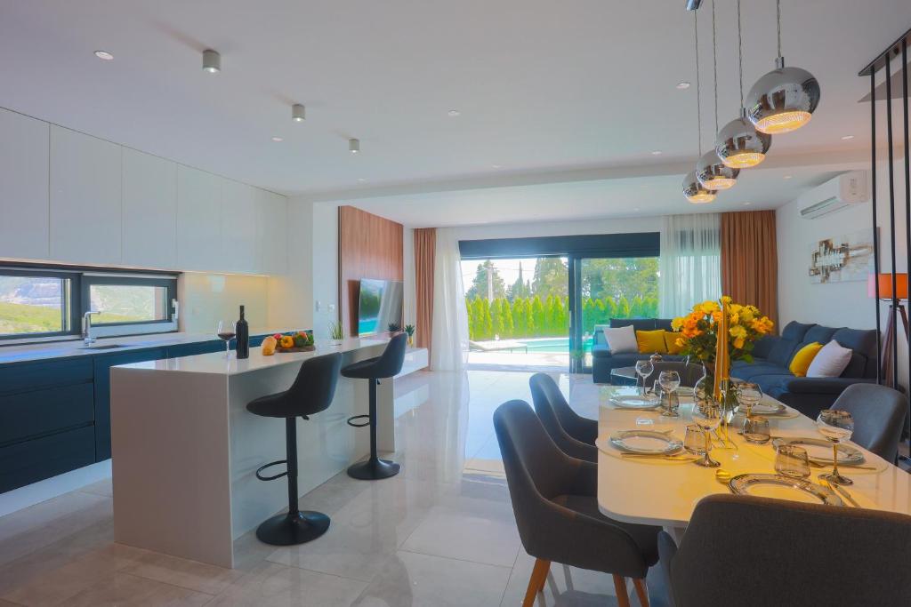 Kuchyňa alebo kuchynka v ubytovaní Villa Lumani ** Luxury residence near Split **