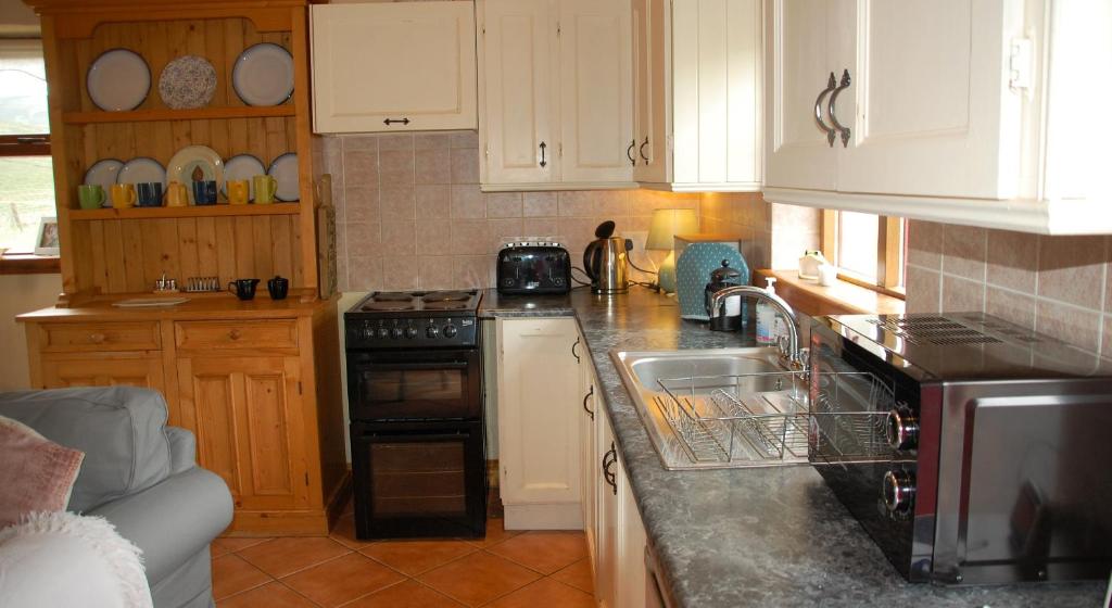 Kuchyň nebo kuchyňský kout v ubytování Corriebrack cottage