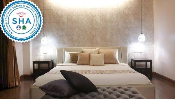 バンコクにあるW 21 Hotel Bangkokのベッドルーム1室(大型ベッド1台、サイン付)