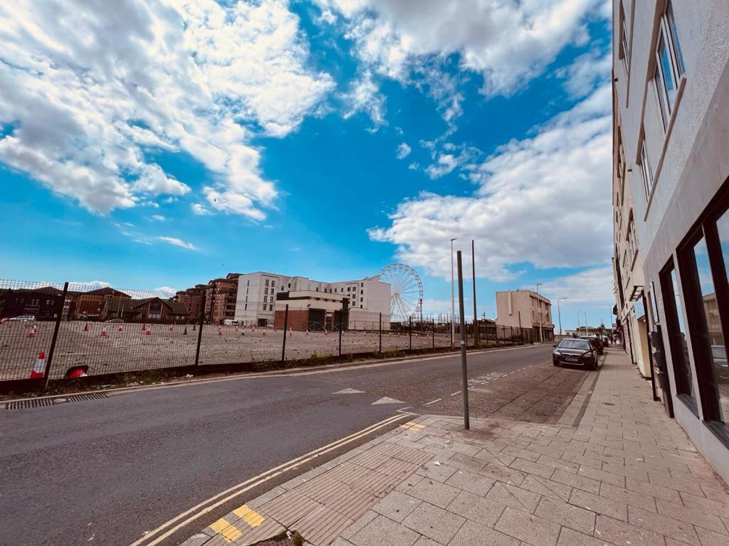 uma rua com um carro estacionado na berma da estrada em Weston Inn em Weston-super-Mare