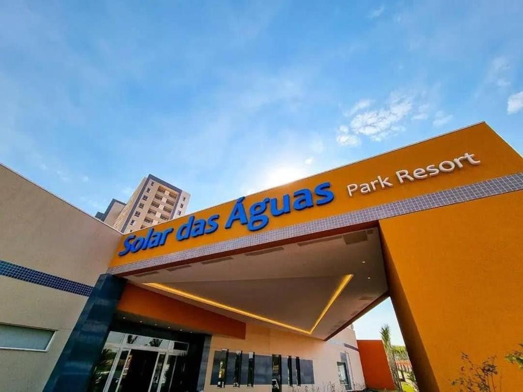 a sign for a san diegans sidx park restaurant on a building at Enjoy Solar das Águas Park Resort in Olímpia