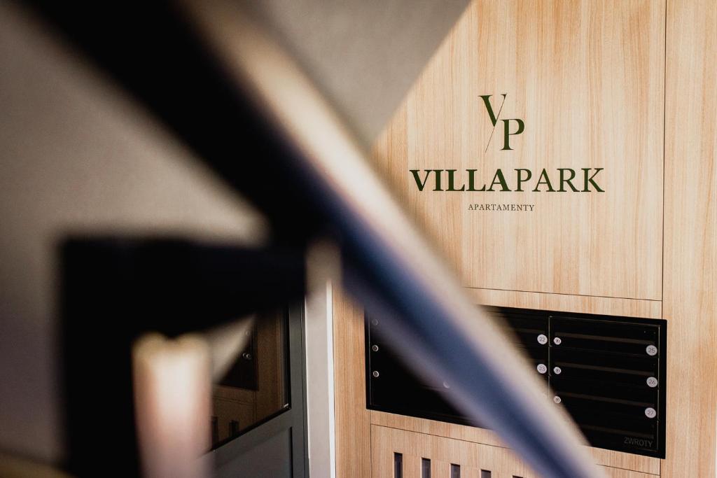 un primer plano de un cartel frente a un edificio en Apartament Villa Klar, en Ostróda