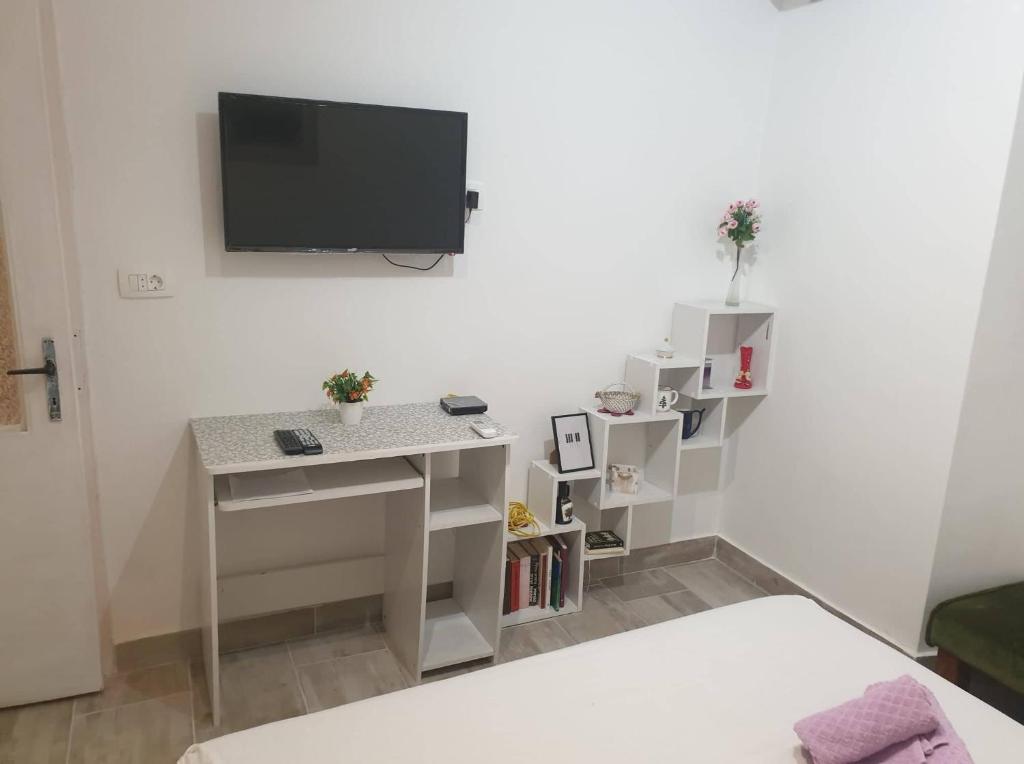 Televízia a/alebo spoločenská miestnosť v ubytovaní apartmani NEDO