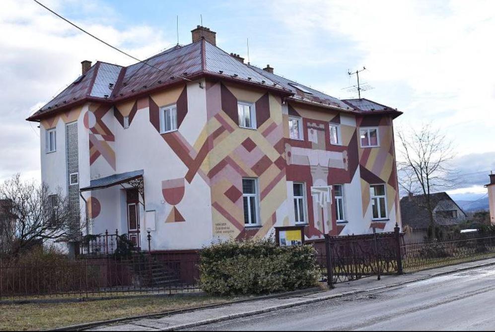 dom z obrazem na boku w obiekcie KEMP a stanování na faře w Javorníku