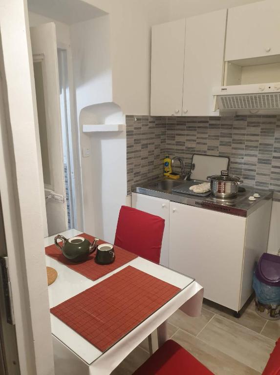 Kuchyňa alebo kuchynka v ubytovaní apartmani NEDO