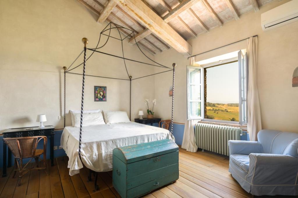 A bed or beds in a room at Tenuta Colle Sala - Country House & Suite "The Villa"