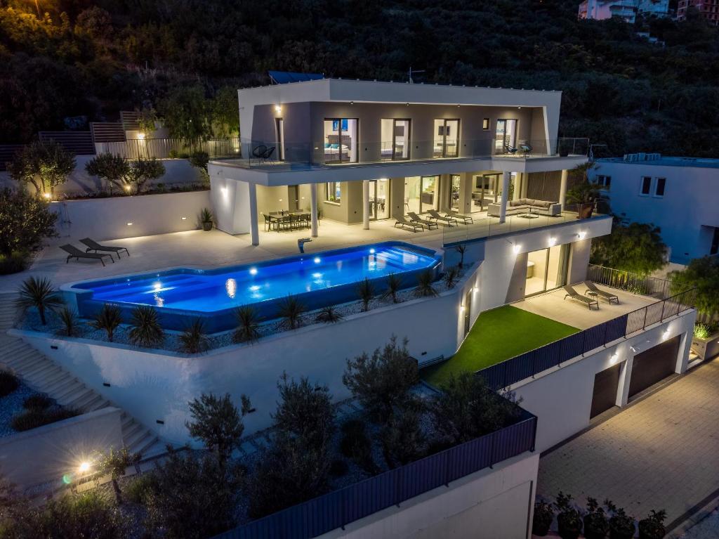 Luxurious Villa ADA; hot tub, sauna, gym, pool, Omiš – Aktualisierte Preise  für 2024