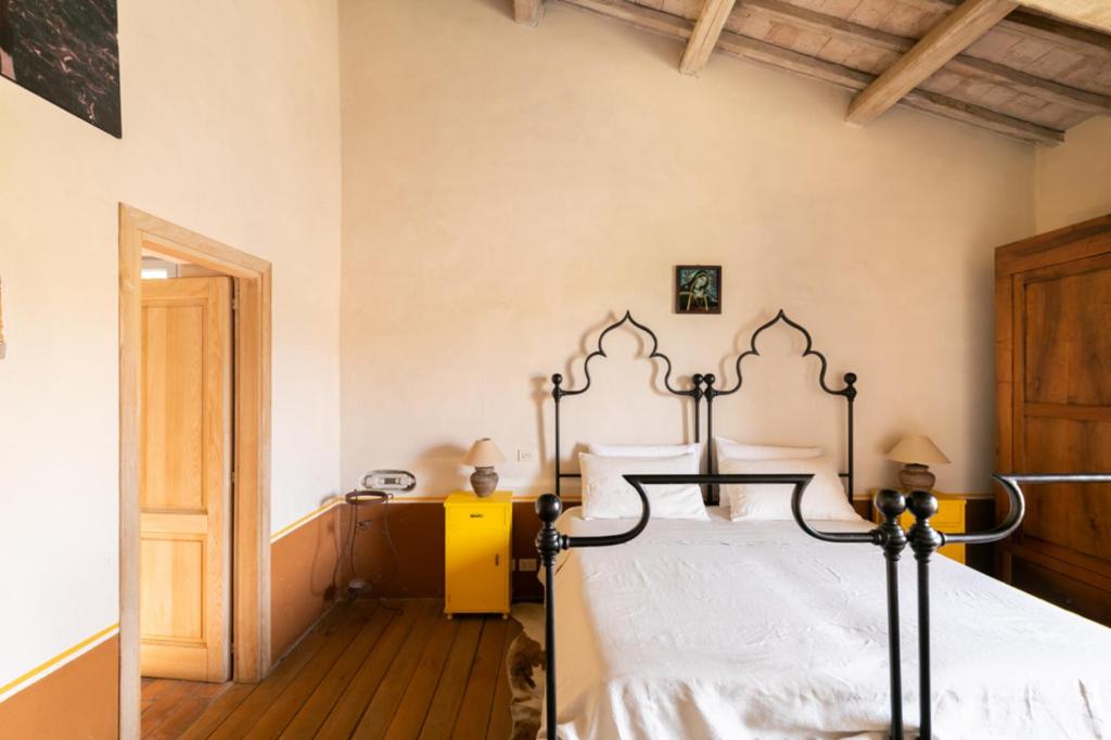 A bed or beds in a room at Tenuta Colle Sala - Country House & Suite "The Villa"