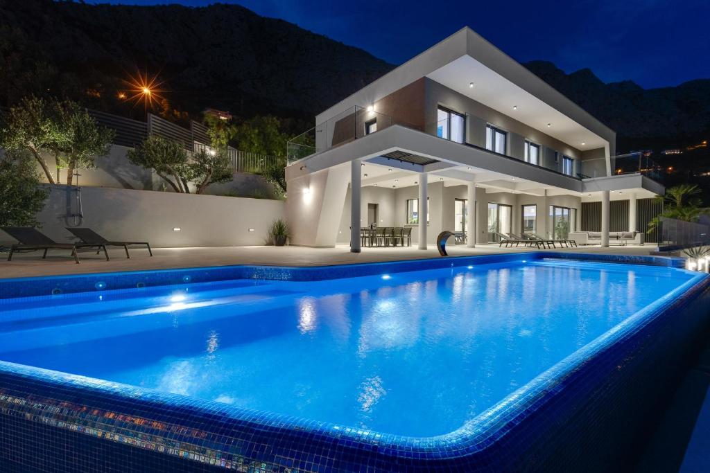 Bazén v ubytování Luxurious Villa ADA; hot tub, sauna, gym, pool nebo v jeho okolí