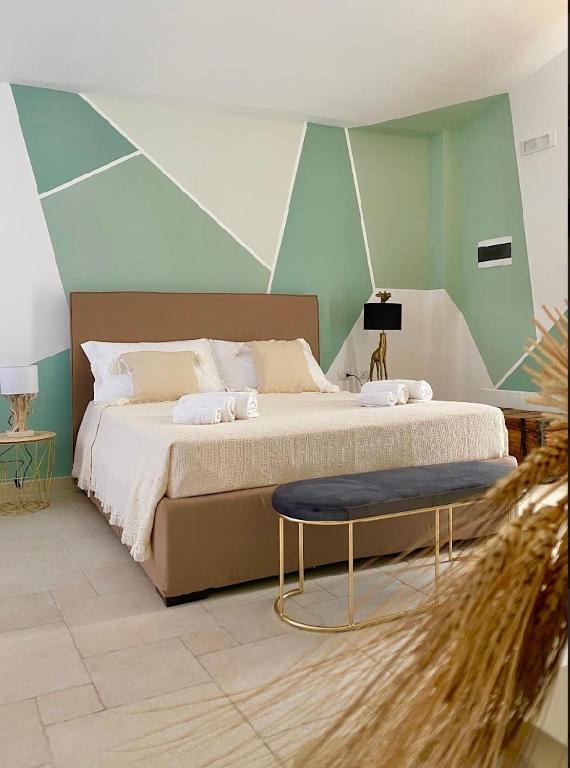 sypialnia z dużym łóżkiem i niebieską ścianą w obiekcie B&B Torre Sibissi Bari w mieście Triggiano