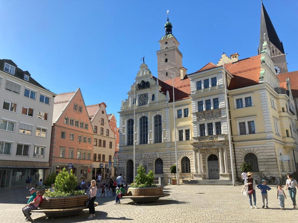 a group of people walking around a city street at FAWAY Altstadt mittendrIN - einzigartiges Flair - Parken in Ingolstadt