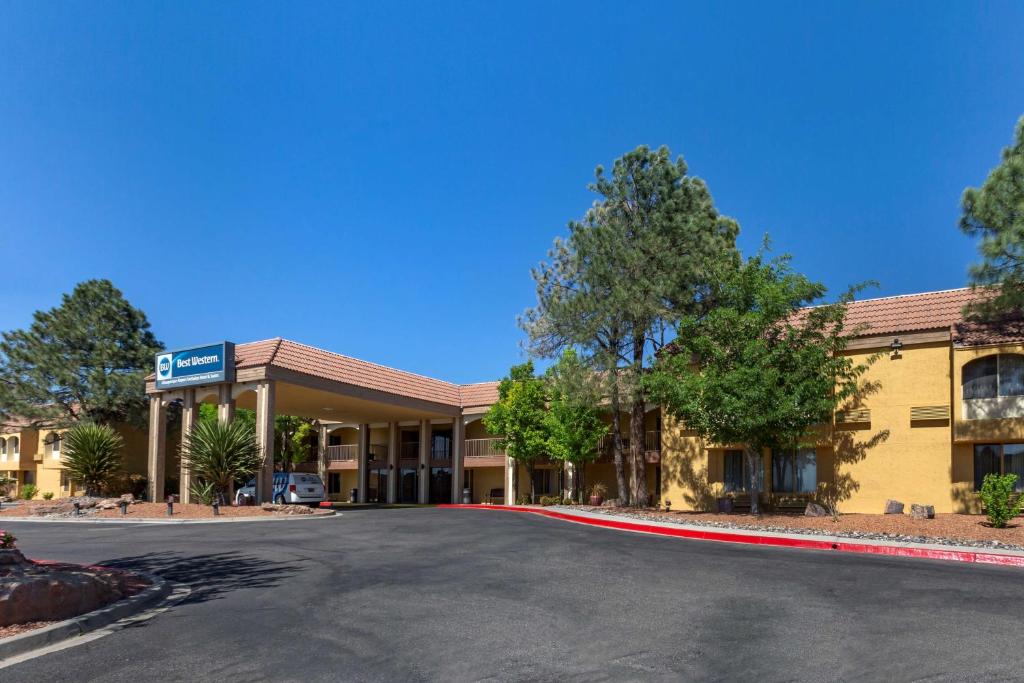 un edificio de hotel con una carretera delante en Best Western Airport Albuquerque InnSuites Hotel & Suites, en Albuquerque