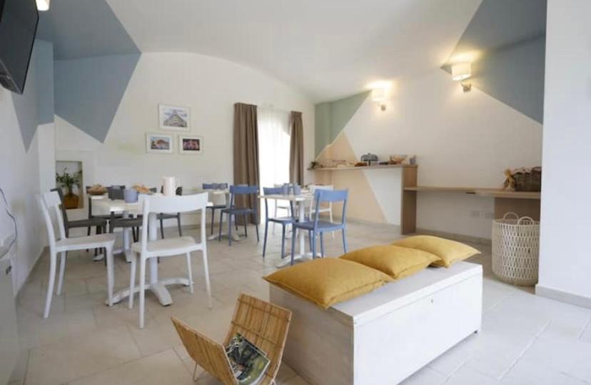 salon z kanapą, stołem i krzesłami w obiekcie B&B Torre Sibissi Bari w mieście Triggiano