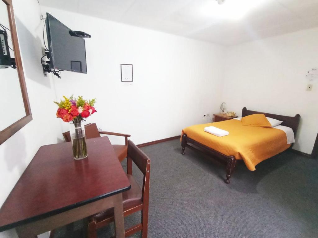 Postel nebo postele na pokoji v ubytování Hotel 9 de Octubre