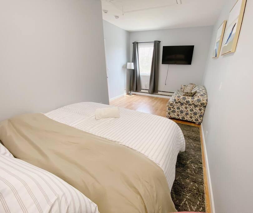 En eller flere senge i et værelse på Private Apt King Suite, L.I, NY-Hamptons to NYC