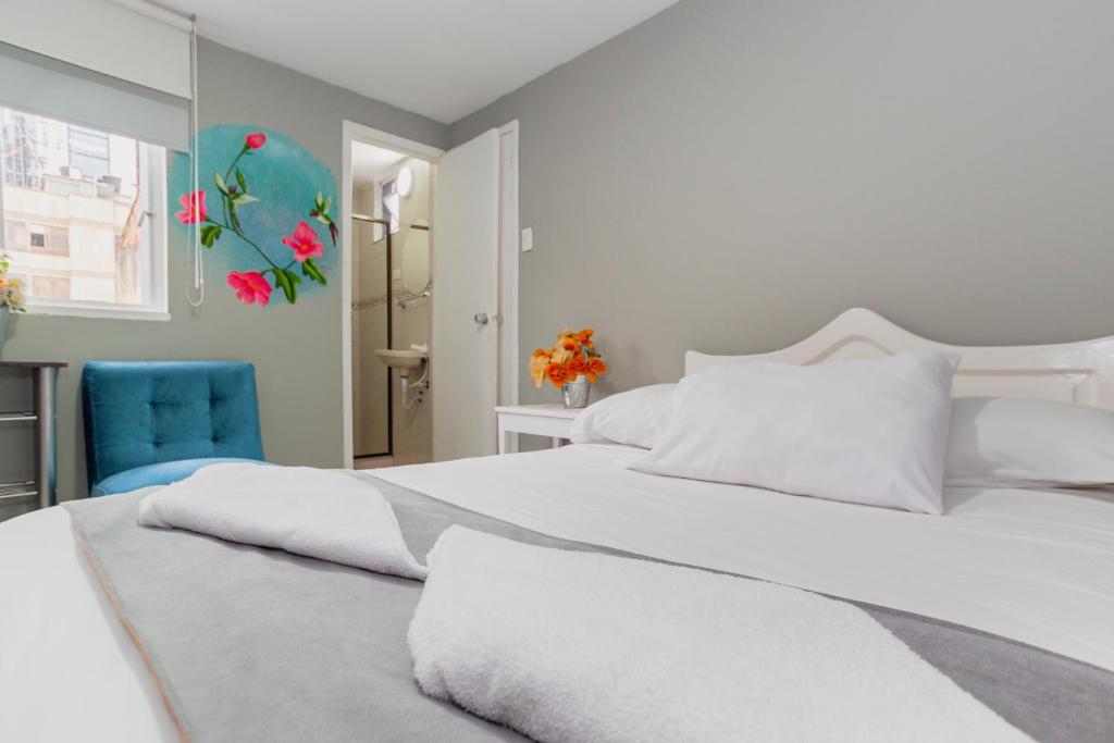 Postel nebo postele na pokoji v ubytování ApartaSuites & Hotel Bogota Teusaquillo
